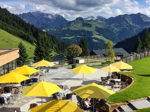 Sonnenterrasse im Alpenresort Walsertal